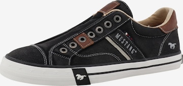 MUSTANG Trainers in Black: front