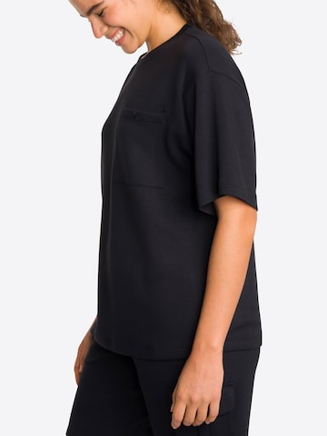 OCEANSAPART - Camiseta 'Cruz' en negro