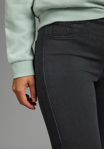 ARIZONA Flared Jeggings in Black
