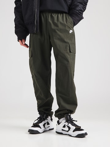 Nike SportswearTapered Cargo hlače 'CLUB' - zelena boja: prednji dio