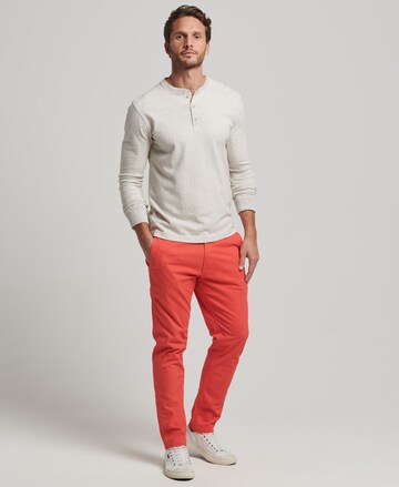 Coupe slim Pantalon chino Superdry en rouge