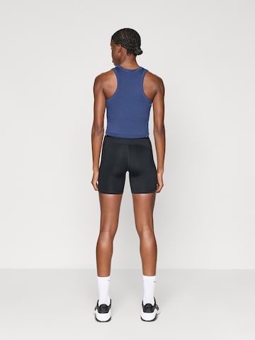 NIKE Skinny Sportshorts in Schwarz
