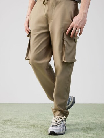 ABOUT YOU x Rewinside Tapered Cargo trousers 'Jakob' in Green: front