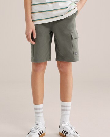 WE Fashion Regular Trousers in Green: front