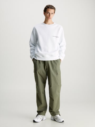 Calvin Klein Jeans - Regular Calças cargo 'Essential' em verde