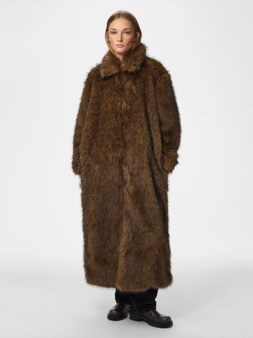 Manteau d’hiver 'PCJILLA' PIECES en marron : devant