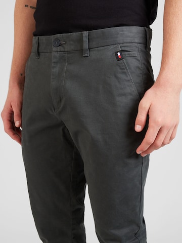 Tommy Jeans - Slimfit Calças chino 'AUSTIN' em cinzento