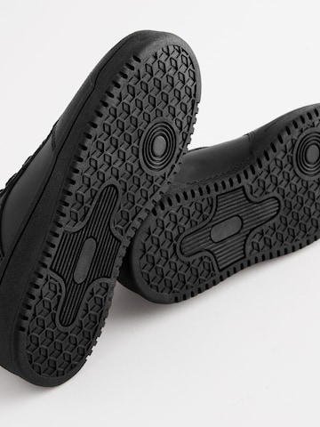 Sneaker di Next in nero