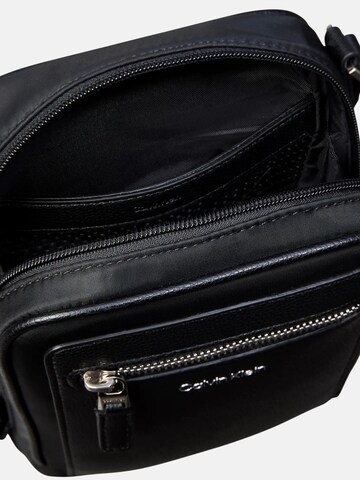Calvin Klein Taška přes rameno – černá