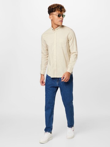 Samsøe Samsøe جينز مضبوط قميص 'Liam' بلون بيج
