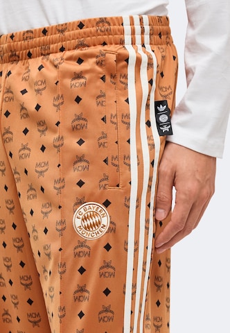 ADIDAS PERFORMANCELoosefit Sportske hlače 'FCB MCM' - bronca boja: bočni dio