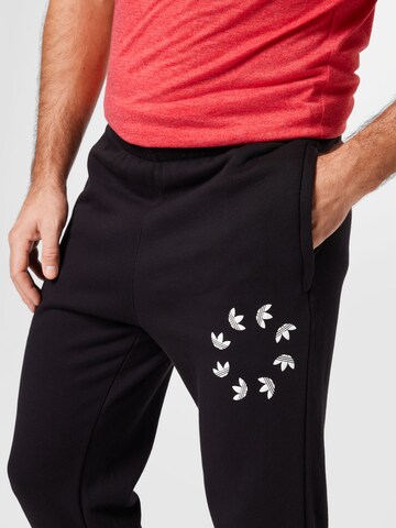 Tapered Pantaloni 'Adicolor Spinner' di ADIDAS ORIGINALS in nero