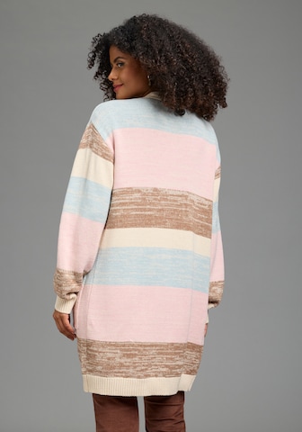 Neun Monate Strickjacke in Mischfarben