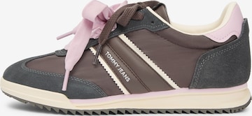 Baskets basses Tommy Jeans en marron : devant