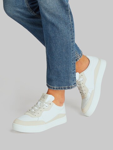 Sneaker bassa 'CLASSIC' di Calvin Klein Jeans in bianco