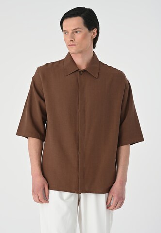 Fit confort Chemise Antioch en marron : devant