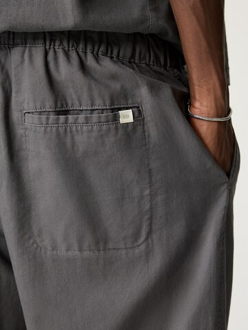 Loosefit Pantalon Pull&Bear en gris