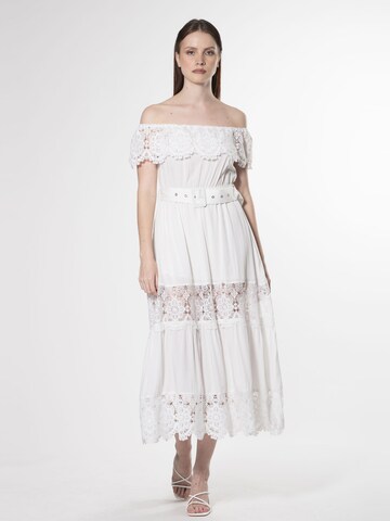 Robe Influencer en blanc : devant