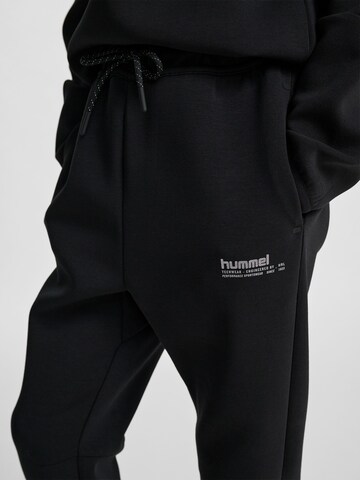 Effilé Pantalon de sport Hummel en noir