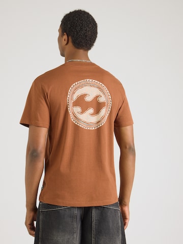 T-Shirt 'CRAYON WAVE' BILLABONG en marron : devant