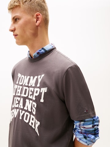 Maglietta '90S VARSITY' di Tommy Jeans in marrone