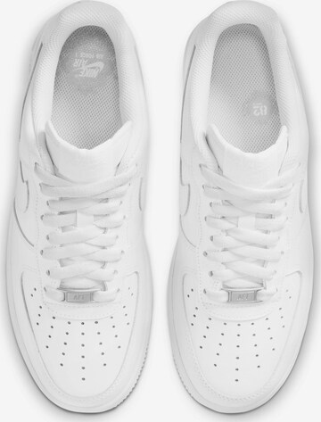 Baskets basses 'AIR FORCE 1 07' Nike Sportswear en blanc