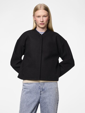 PIECES Between-season jacket in Black: front