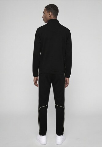 Completo per l'allenamento di Sergio Tacchini in nero: dietro