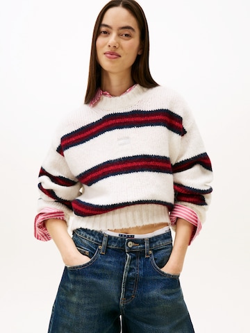 Pulover de la Tommy Jeans pe alb: față