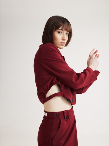 4TAILORS Blejzr 'Tia' – červená