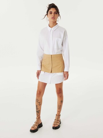 Twist Shirt Dress in White: front