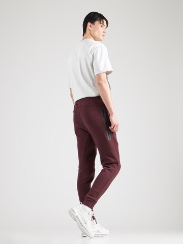 Tapered Pantaloni 'TCH FLC' de la Nike Sportswear pe roșu