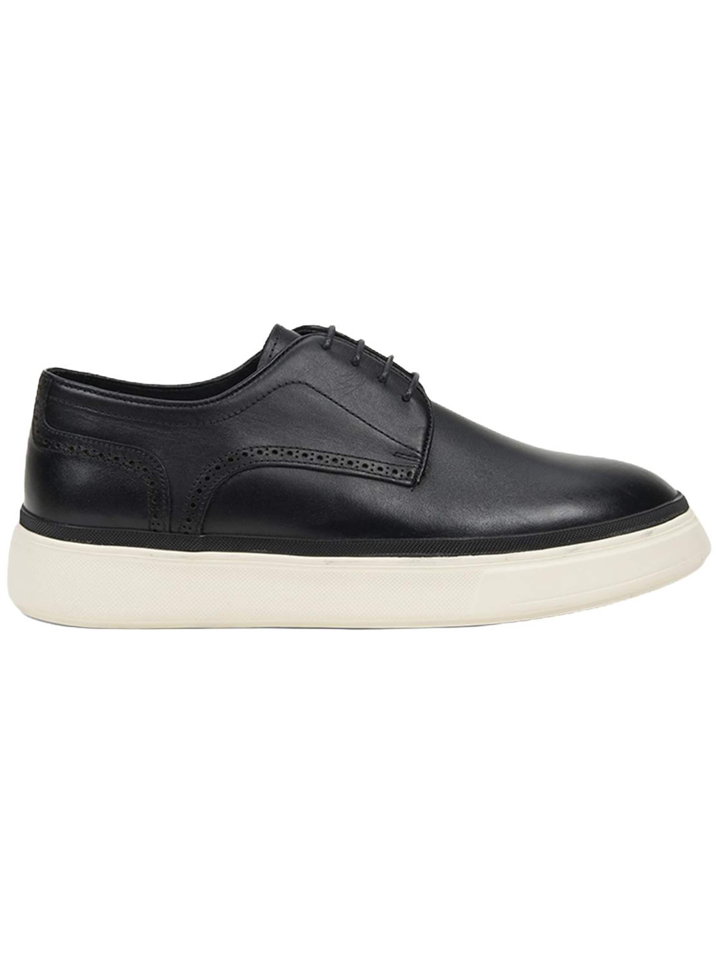 Chaussure à lacets 'Spitze' Desa en noir