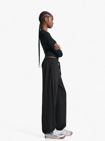 Bershka Дънки Tapered Leg Панталон в черно