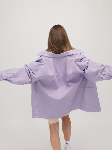 ABOUT YOU x VIAM Studio Blouse 'ARIANA' in Lila