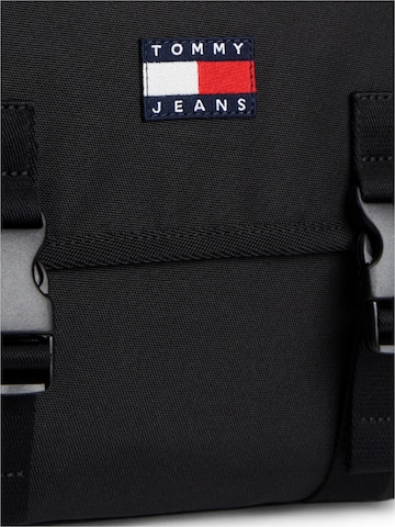 Tommy Jeans Axelremsväska 'ESS DAILY' i svart