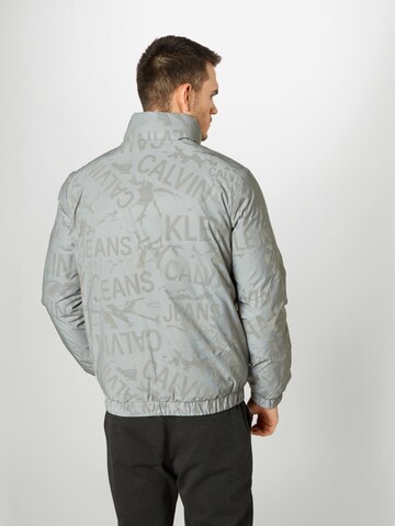 Calvin Klein Jeans Klasický střih Zimní bunda – šedá
