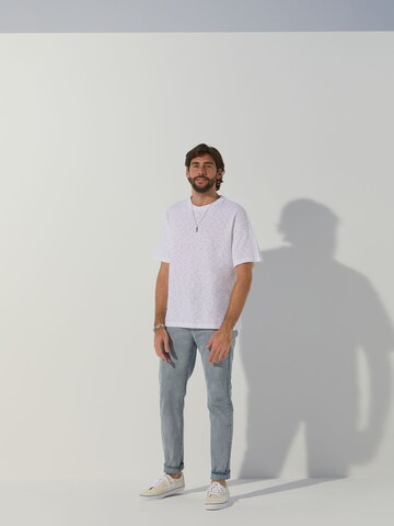 Tricou 'Diego' de la ABOUT YOU x Alvaro Soler pe alb