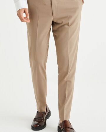 WE Fashion Slim fit Trousers with creases in Brown: front