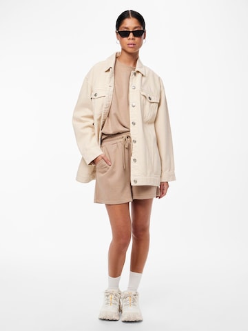 PIECES Regular Shorts 'Chilli' in Beige