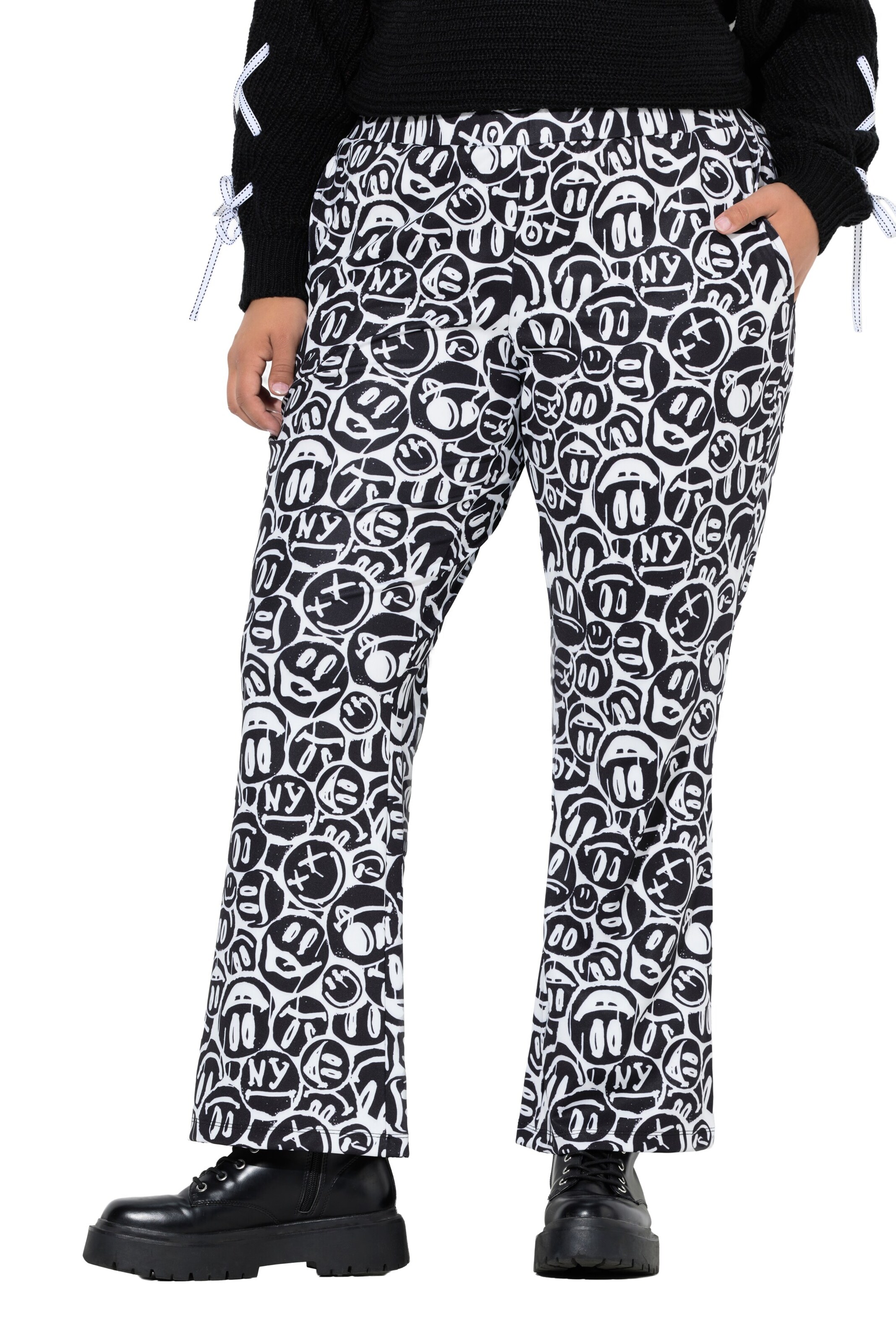 Angel of Style Flared Trousers in Black: front