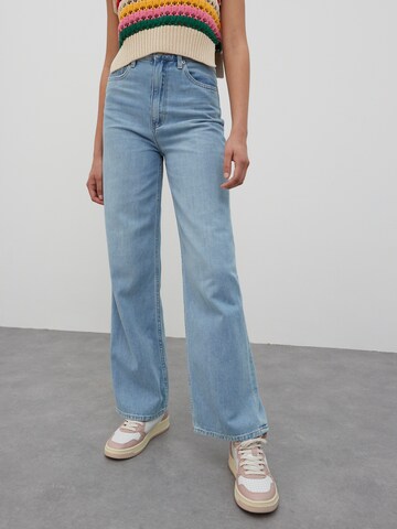 EDITED Wide Leg Jeans 'Avery' i blå: forside