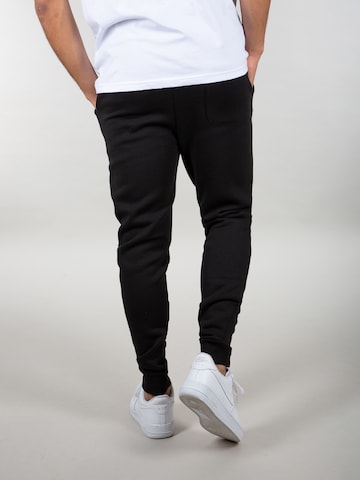 Effilé Pantalon ALPHA INDUSTRIES en noir