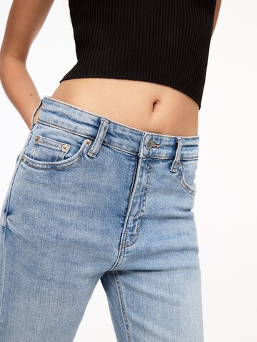 Pull&Bear Bootcut Jeans in Blau