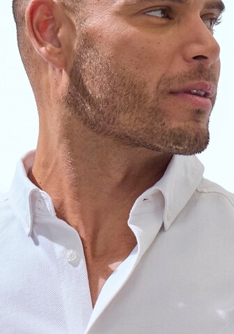 Coupe regular Chemise H.I.S en blanc