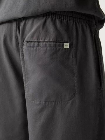 Largi Pantaloni de la Pull&Bear pe gri
