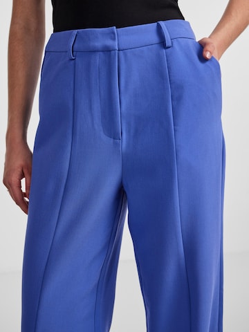 Loosefit Pantalon à plis 'TUCKA' YAS en bleu