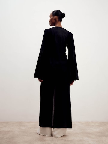 ABOUT YOU x Marie von Behrens Gebreid vest 'Maxi' in Zwart