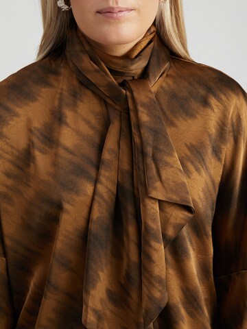 Peppercorn - Blusa 'Samira' em castanho