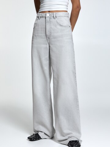 Pull&Bear Wide leg Jeans in Grijs: voorkant